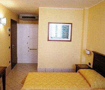 bahay-panuluyan Alloggi Marinella 3*